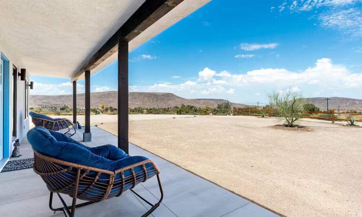 Pioneertown House | Stargazing/360 Elevated Views in Pioneertown with AC, EV, SPA, walk to Pappys