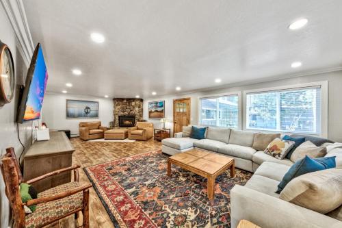 Lakeside Park House | Stateline Retreat: Walk to Gondola & Lake Hot Tub