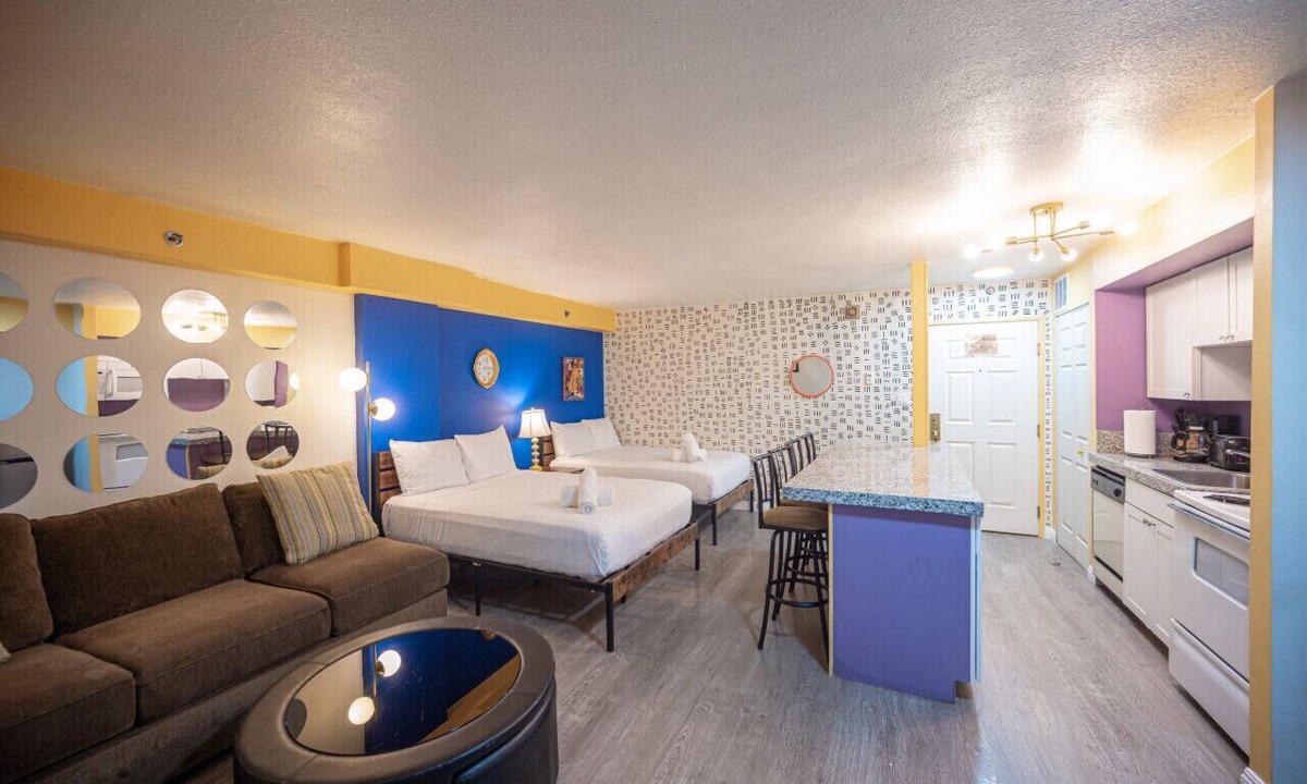 Las Vegas Strip Condo | Stay Together Suites - Cozy Condominium, Sleeps 8, Center Strip - Jockey Club