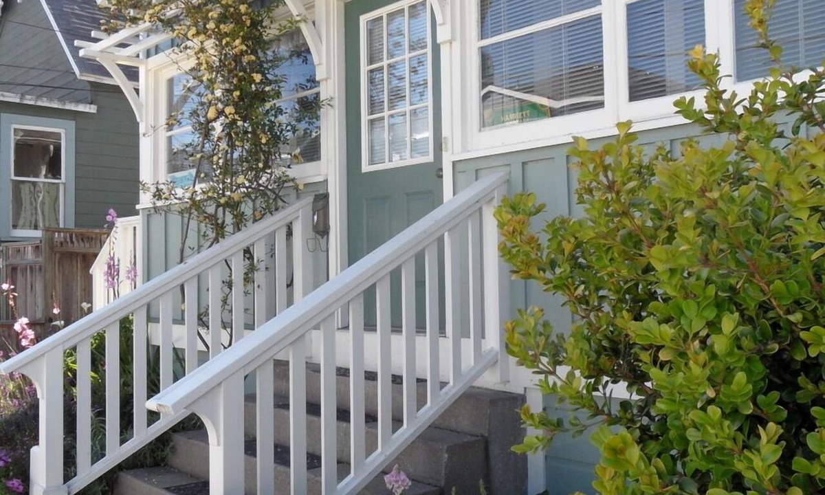 Pacific Grove Cottage | Steps to ocean. Across the street from the Municipal Golf Course. License 0020
