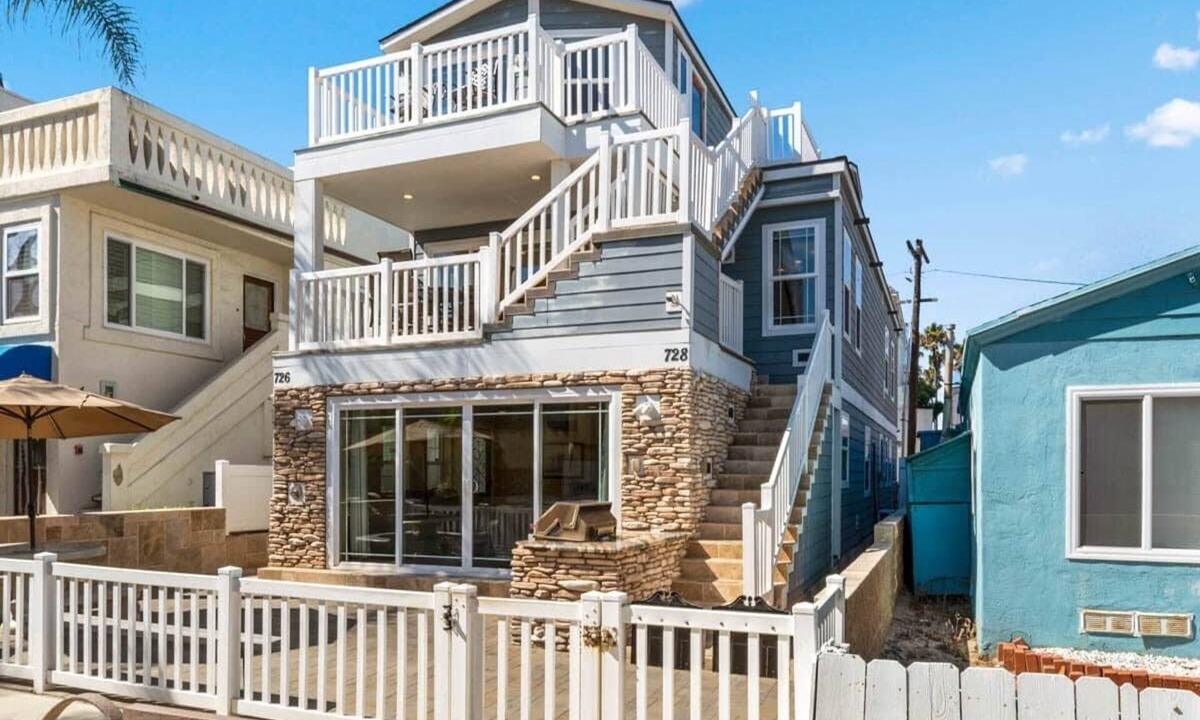 South Mission Beach House | Steps to the Sand in South Mission Beach 4BR Ocean Views Sleeps 10