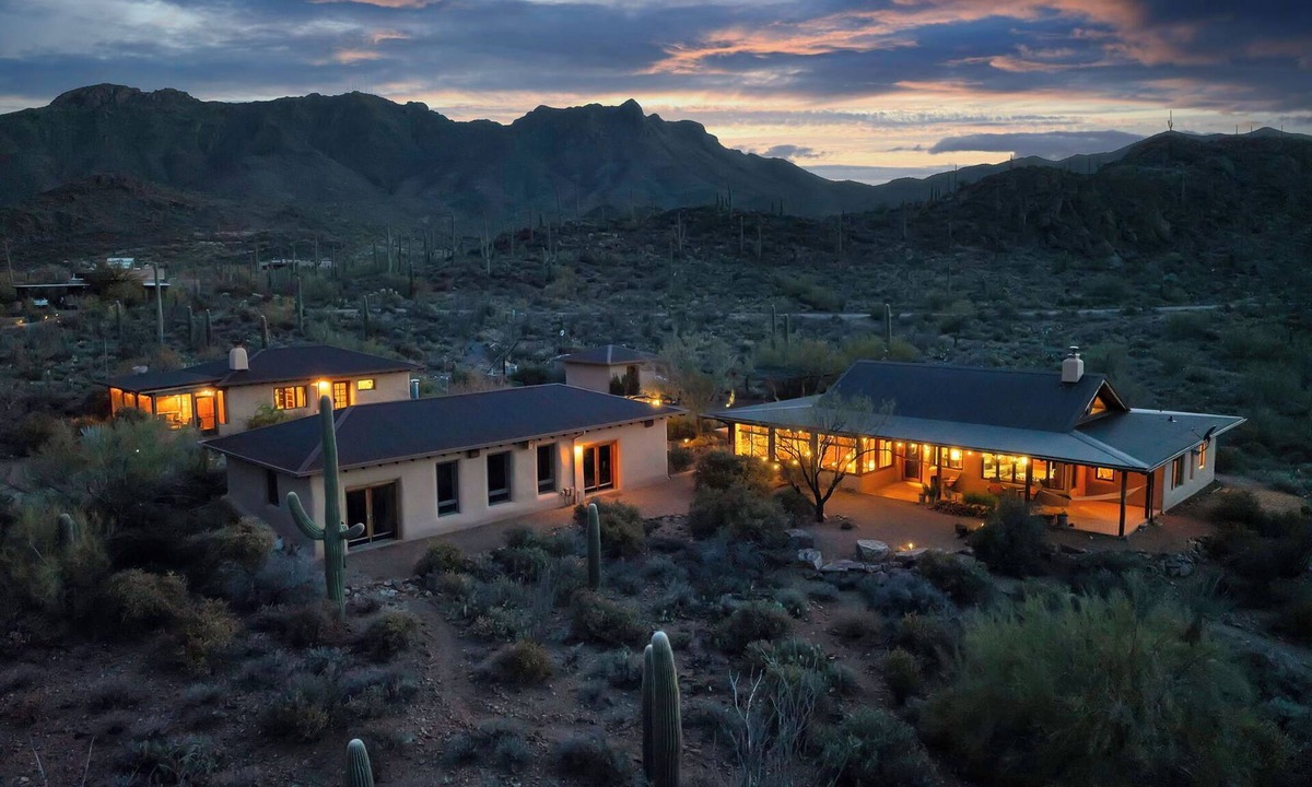 Tucson House | Straw bale eco-luxe house + guesthouse on 3+ acres 20 minutes to downtown Tucson