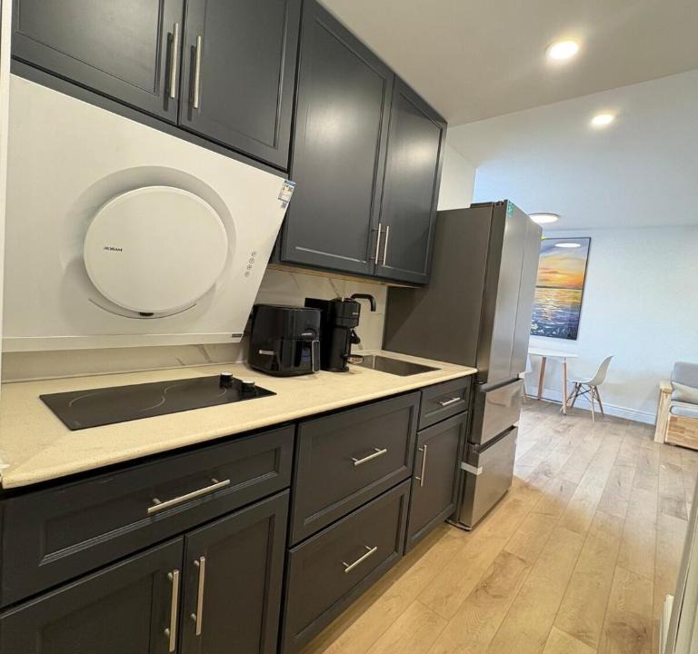 Cote-Des-Neiges—Notre-Dame-De-Grace Apartment | Studio for 4 with Full Kitchen and Laundry near Metro