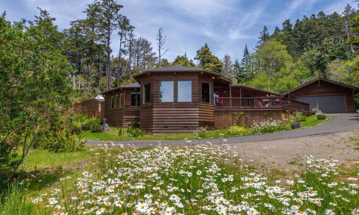 Little River House | Stunning Sea Views, Hot Tub, Sauna, King Bed, Private and Sunny. EV