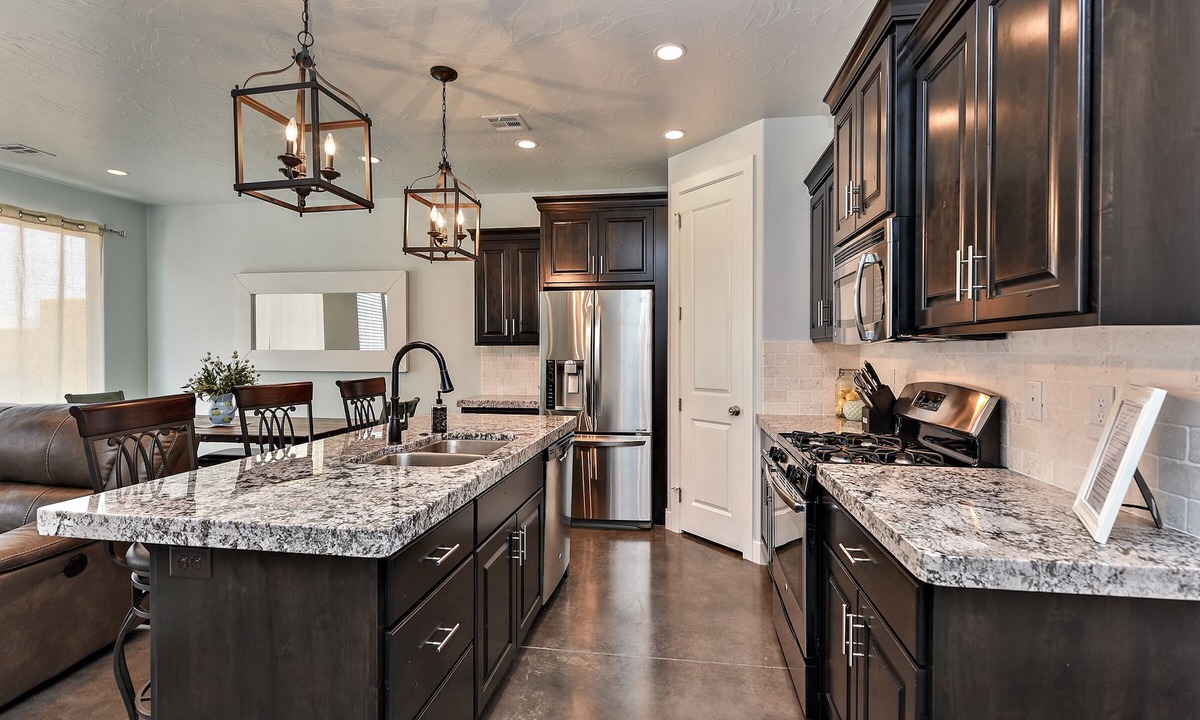 St. George Villa | Stylish 4BR on the 18th - Rooftop Deck, Near Pool