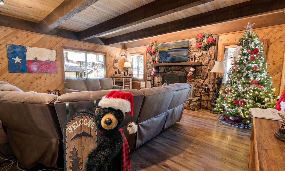 Summit Estates Cabin | Summit Mountain Lodge - Amazing location near Snow Summit! Hot Tub, Game Room, BBQ, Walk to Slopes