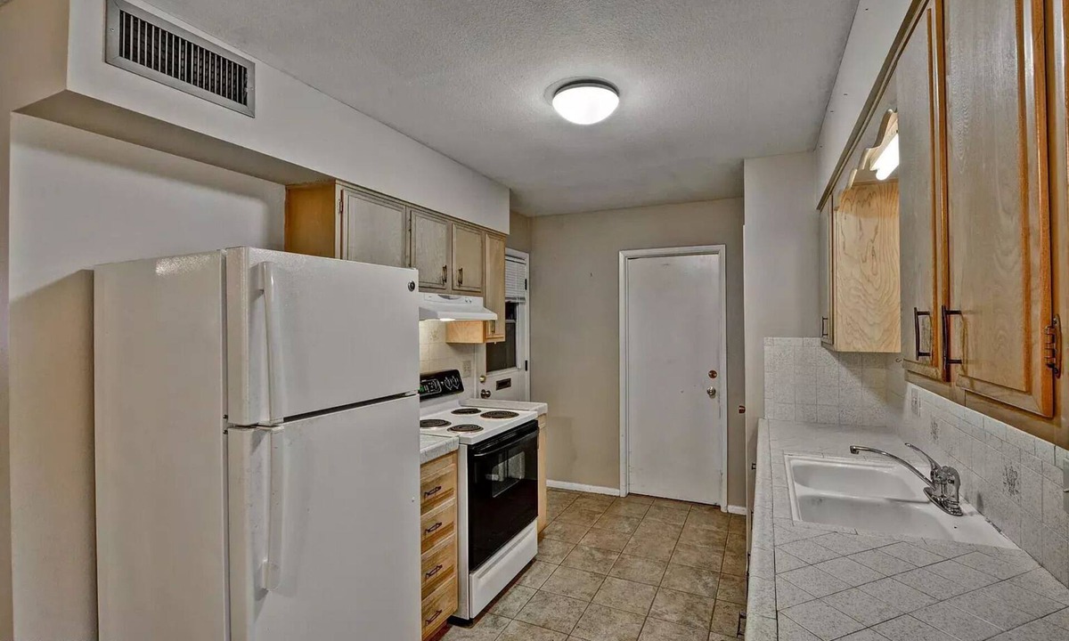 Sun City House | SUN CITY Fenced Bird Sanctuary patio Az rm 4 bd 1 ba, carport garage trees