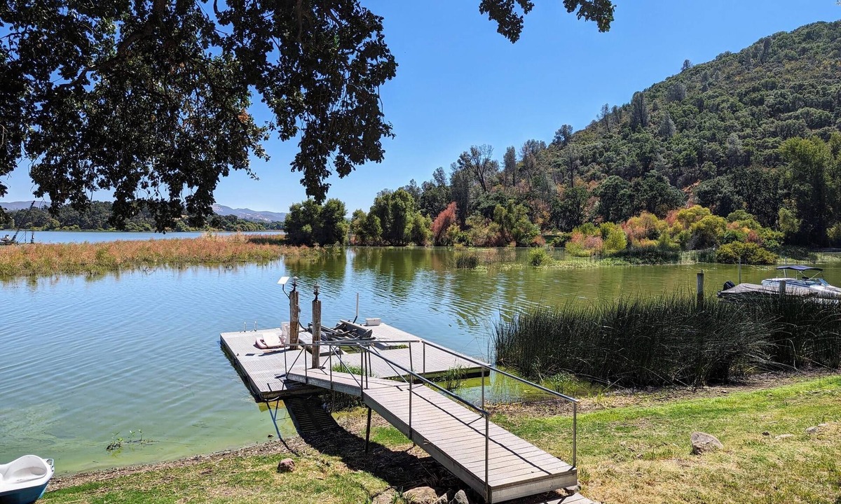 Lower Lake House | Sunrise Lake Escape - -Beautiful Lakefront with Dock Paddleboards and Kayaks!
