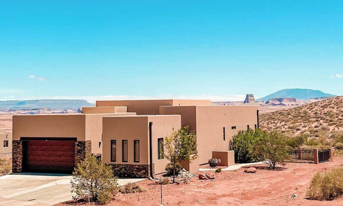 Page House | The Cliff Dweller - 3400sf, 50-Mile Views, Hot Tub