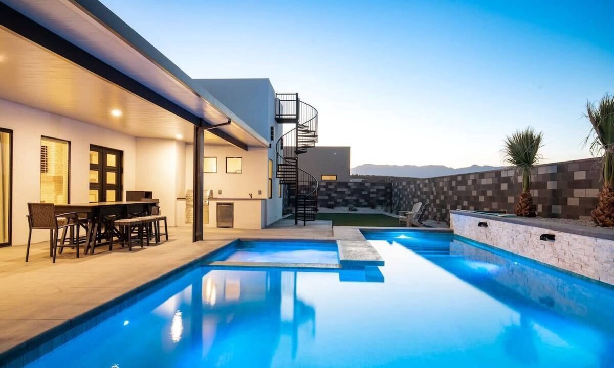 Hurricane House | The Gambit Luxury Zion Home Pool Hot Tub Sleeps 14