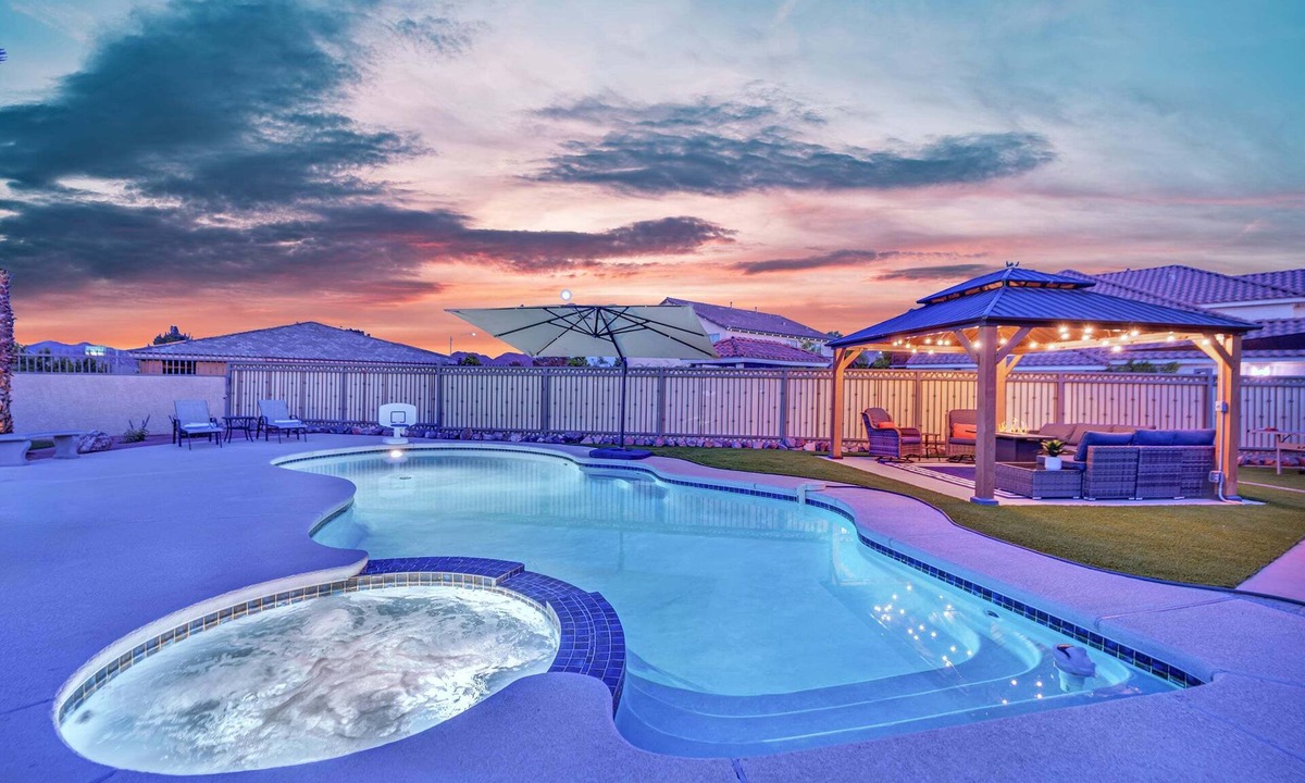 Mission Hills House | The Gold Standard - 4BR Pool & Retreat