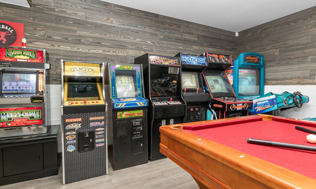 Fox Farm House | The Grizzlies Den - Arcade Game Room, Pool Table, Air Hockey, Deck, BBQ, AC