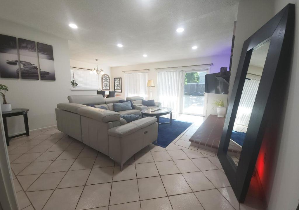 Woodland Hills Bed & Breakfast | The Hathaway Suites