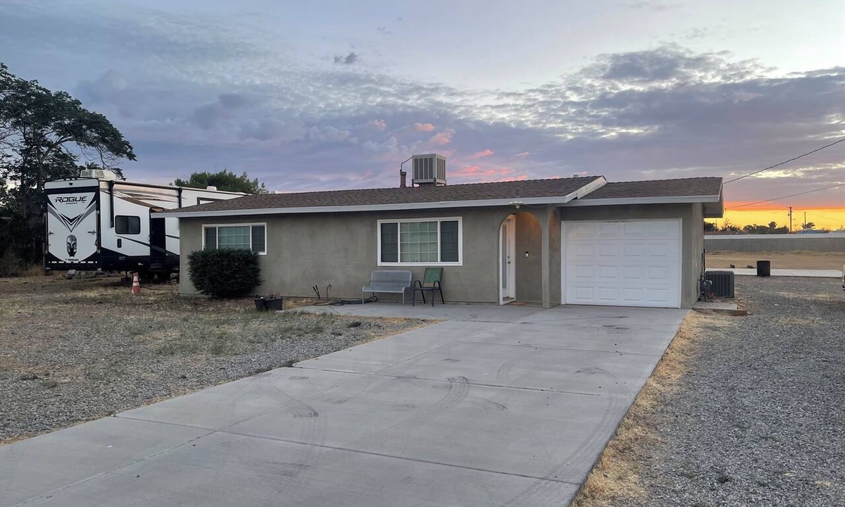 Hesperia House | The High Desert Hideout - Enjoyable 2-bedroom, 1 bath Spacious yard, RV parking.