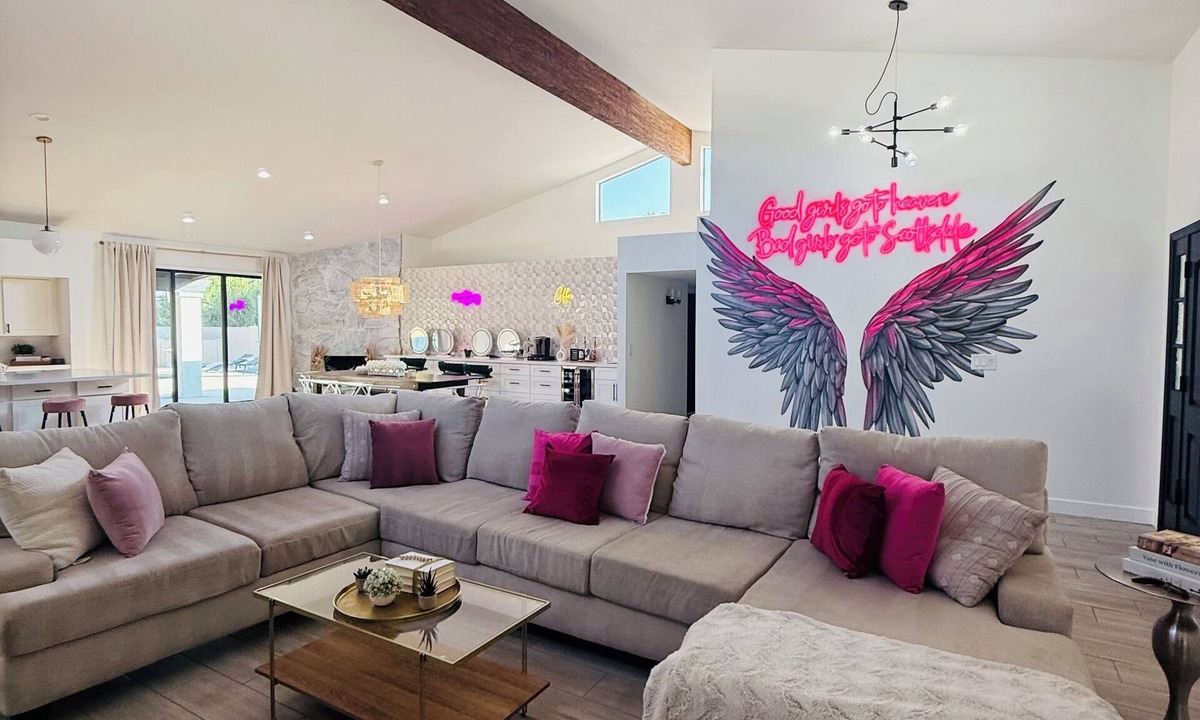 Buenavante House | The Iconic Selfie in Scottsdale Home comes with Free VIP experience in Old Town!