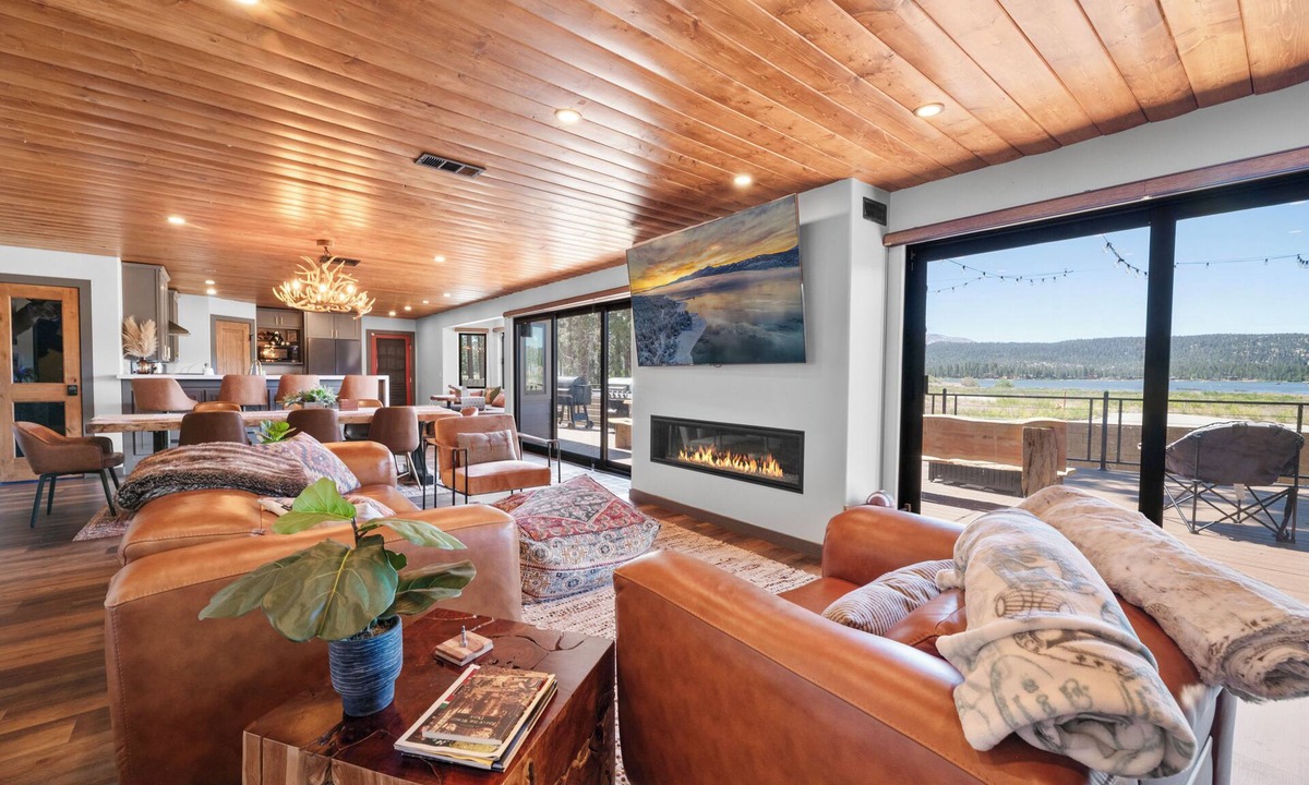 Fawnskin Cabin | The Lazy Bear - Fawnskin Modern | Lake Views, Deck, BBQ