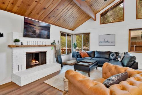 Boulder Bay Ski Chalet | The Lost Compass- Hot Tub- Games- Walk To Lake or Marina