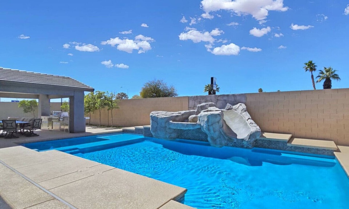 Spring Valley House | The Strip Escape | Private Pool ,BBQ & Fireplace!