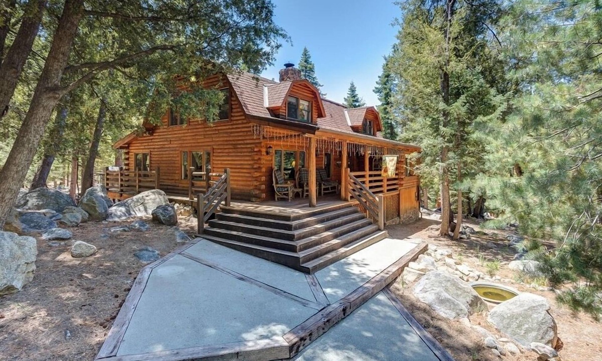 Fern Valley Cabin | This newer, spacious 2600 sq. ft 2-story log home is well insulated with thermostatically controlled central heating. There are 4 large bedrooms and the Master Suite is complete with a king size brass bed with a separate sitting area, 25" Color Tele