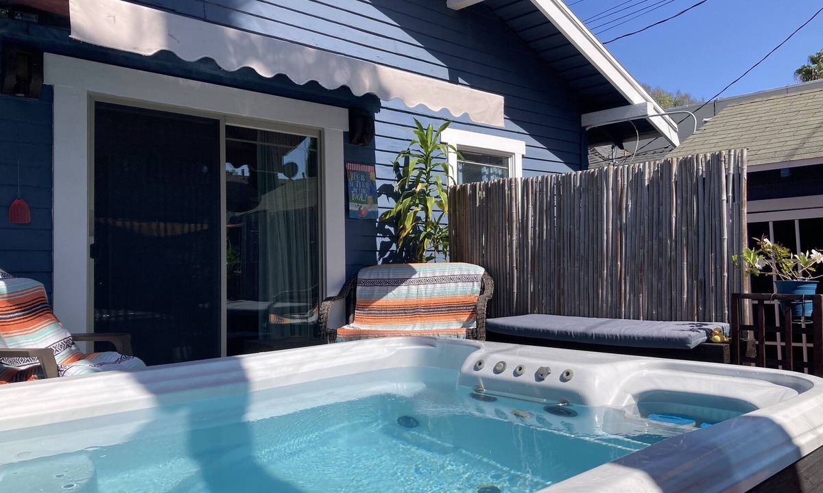 Alamitos Beach House | Tiffanys by the Sea🏊🏼🏄🏼‍♀️ Cal Bungalow with swim spa and minutes walk to beach.
