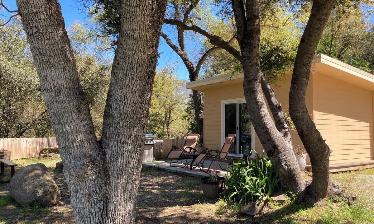 Squaw Valley House | Tiny Cottage for 2 near Kings Canyon National Park with EV Charging.