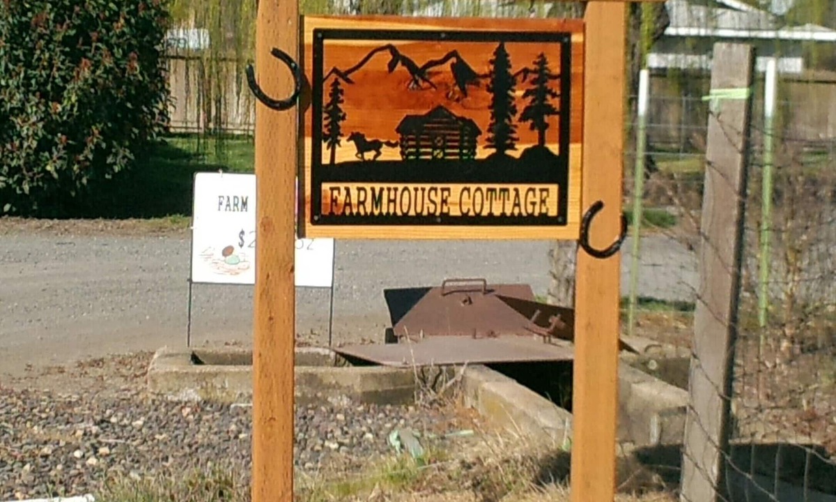Phoenix Cottage | Tranquil setting surrounded by panoramic mountain views, grazing horses