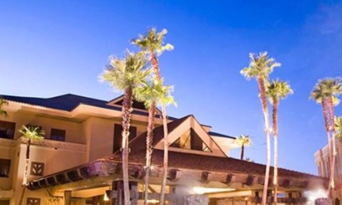 Las Vegas Resort | Tropical desert retreat at the south end of the Las Vegas Strip.