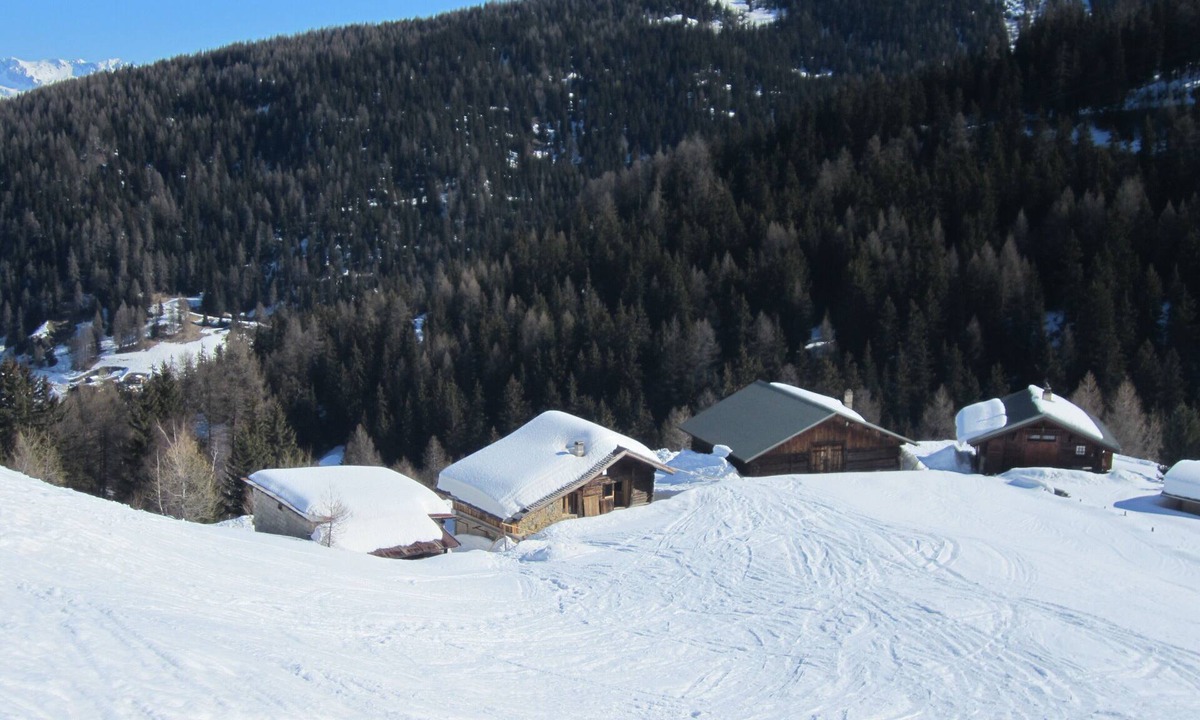 Plagne 1800 Ski Chalet | Typical Savoyard chalet with roof shingles, tufa walls and foist