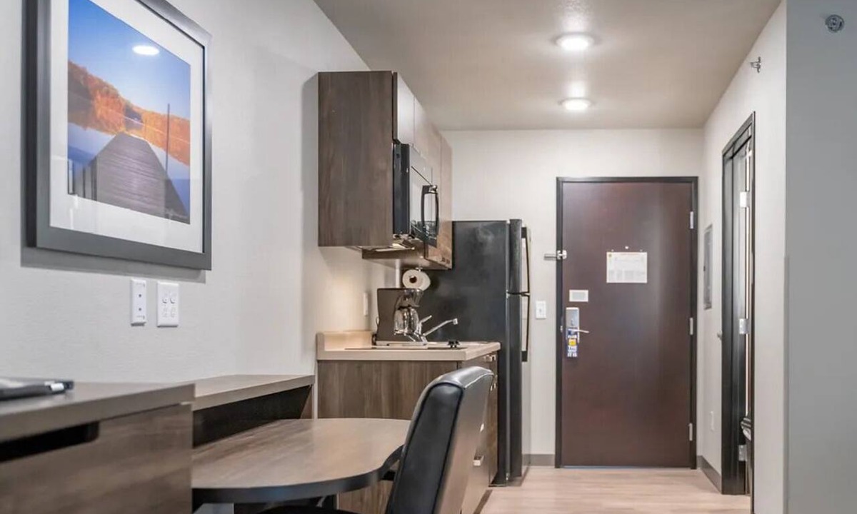 Seven Hills Hotel | Unwind in Suite w/Kitchen Near Hidden Falls Park & Amargosa Trailhead