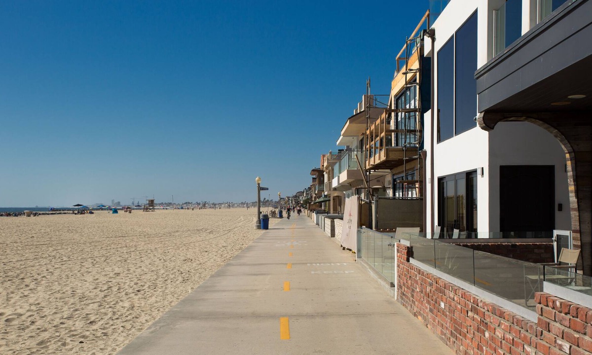 West Newport House | Upper Back Studio in an Oceanfront Home - No Views, No Outdoor Area. (68326)