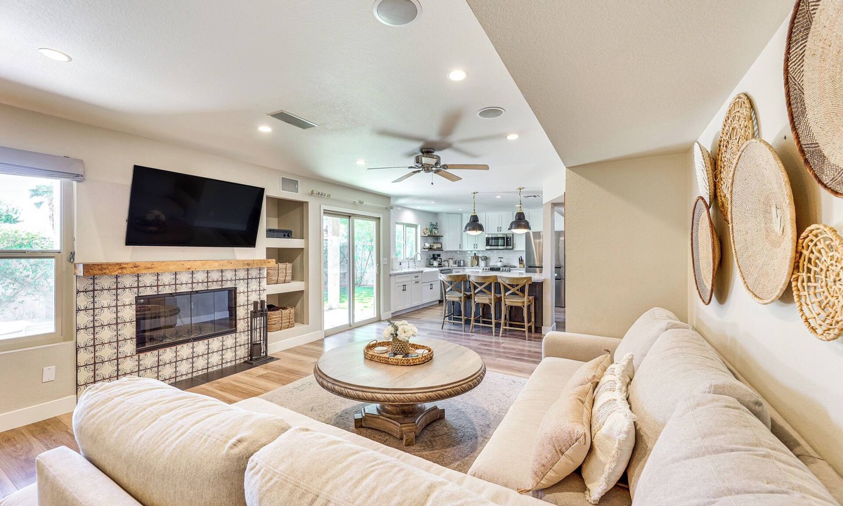 Val Vista Lakes House | Val Vista Lakes Extended Getaway: Hot Tub Access!