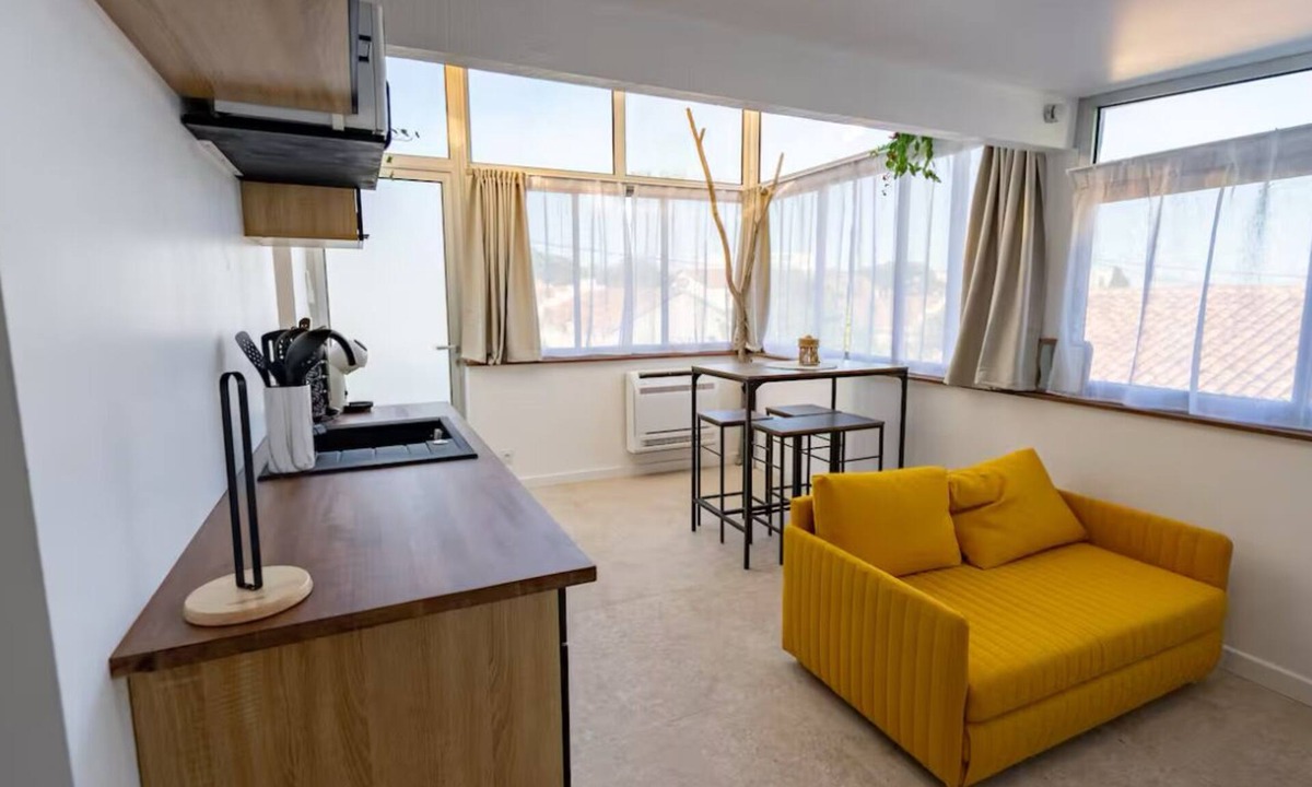 La Peyrade Apartment | Veranda Pia