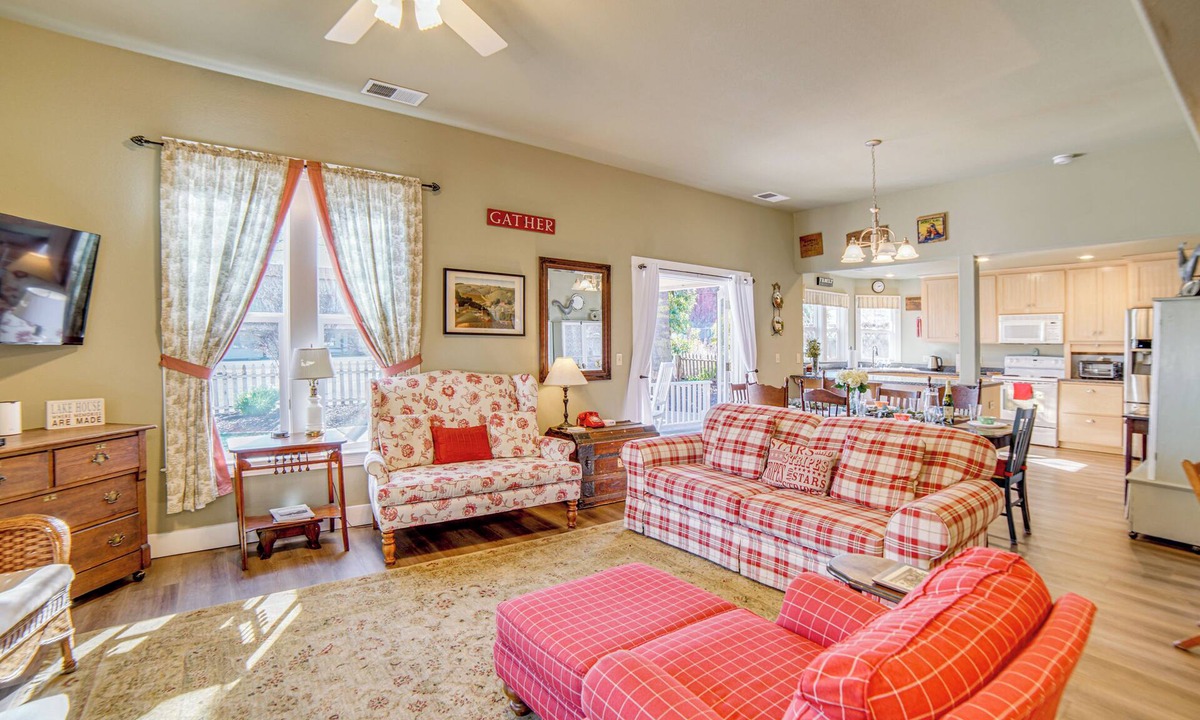Lakeport House | Walk to Boat Launch! 'Heritage House of Lakeport'