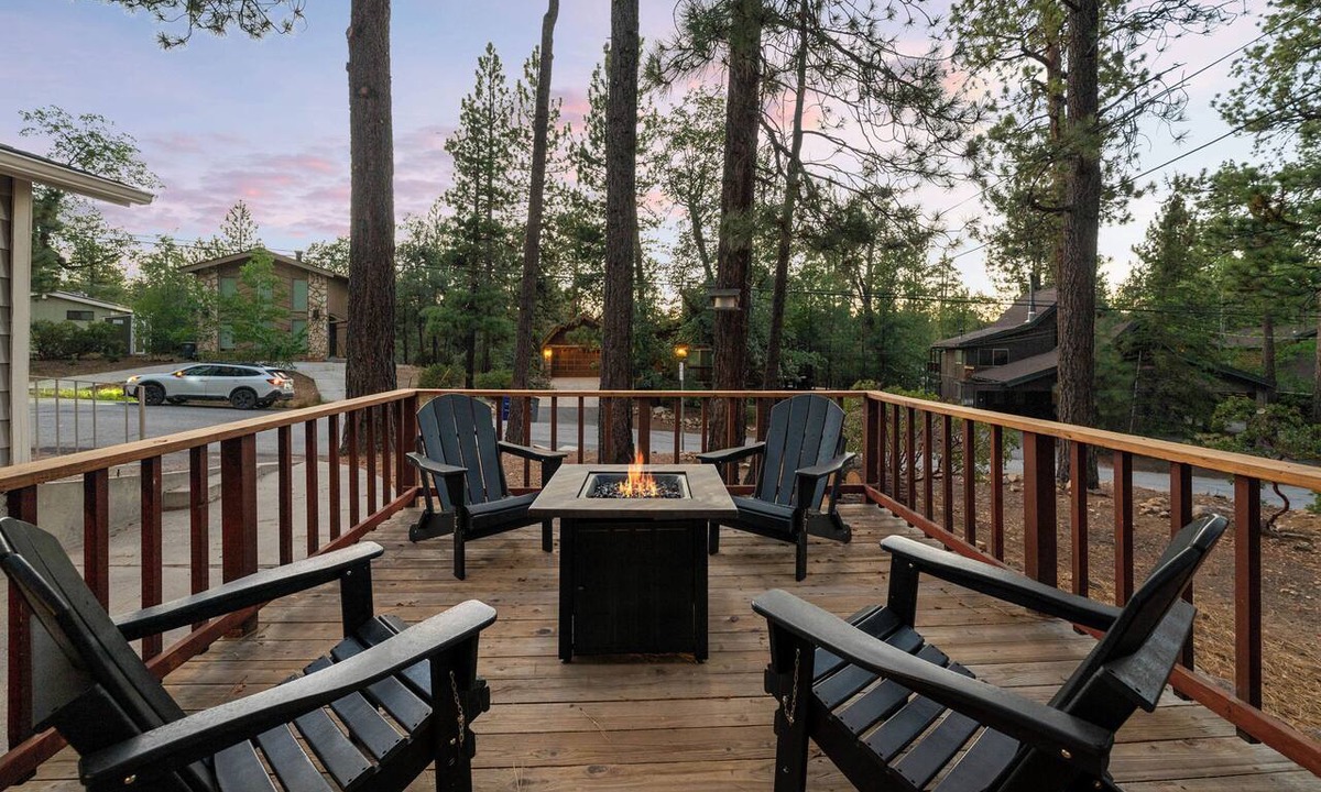 Summit Estates House | WALK to SLOPES! HOT TUB, Adorable Cabin, GAME ROOM, Fire pit! ROMANTIC!