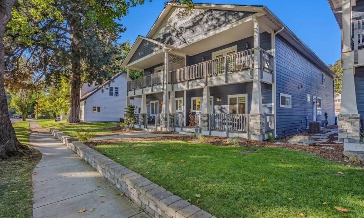 Garden District House | Walkable Downtown Coeur d'Alene Townhome w/Gas Fireplace & Bikes