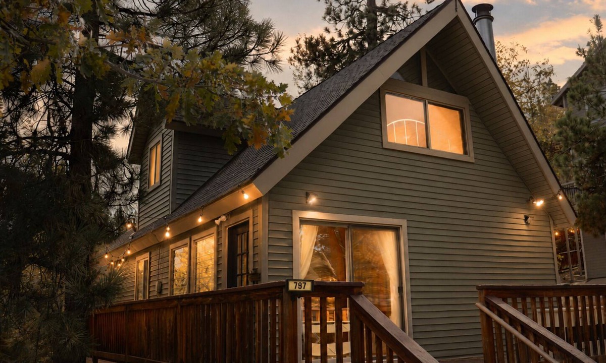 The Village Cabin | Walking Distance to the Village, ski shuttle bus, and Lake