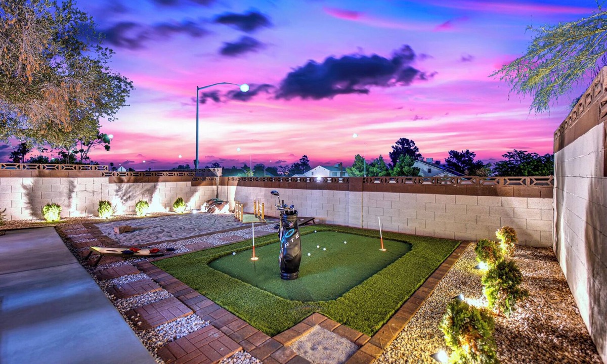 Summerlin House | Warm Vacation in Las Vegas King-Queen beds