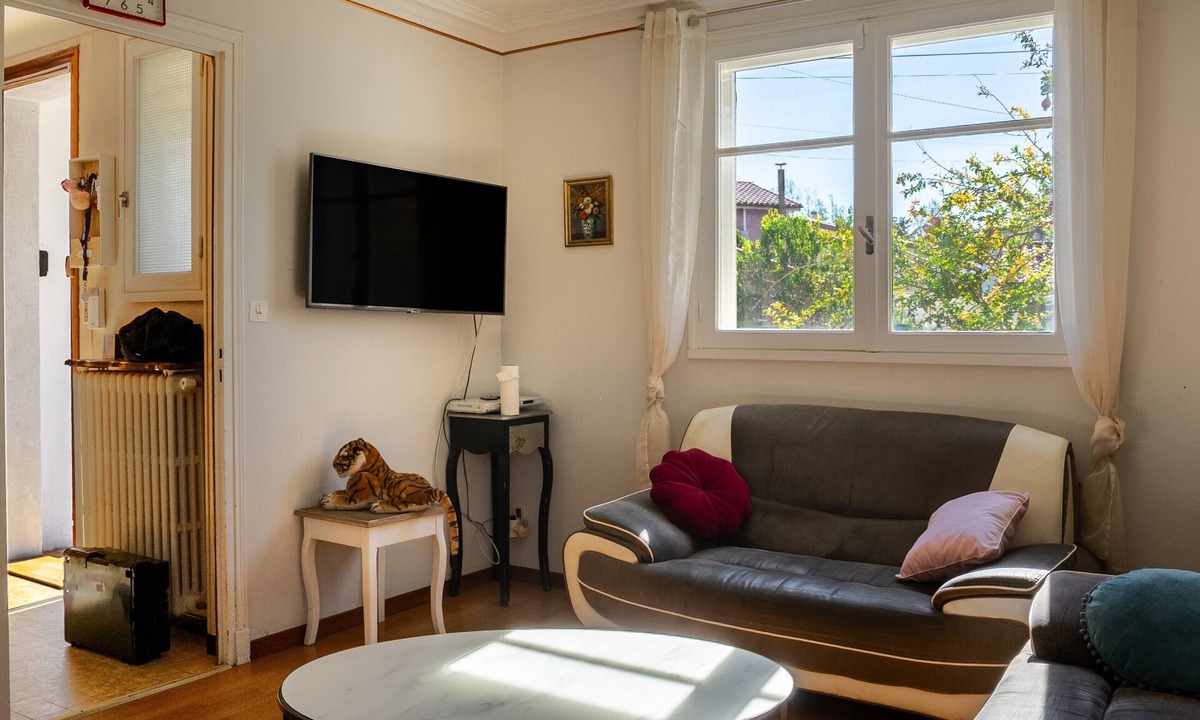 Limoux Apartment | Waterfront Apartment with Garden
