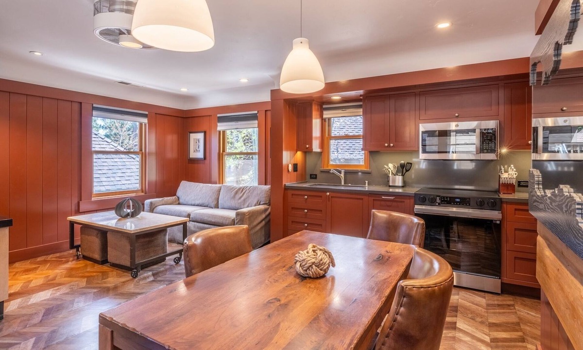 Homewood House | West Shore Cottage | Walk to Beach