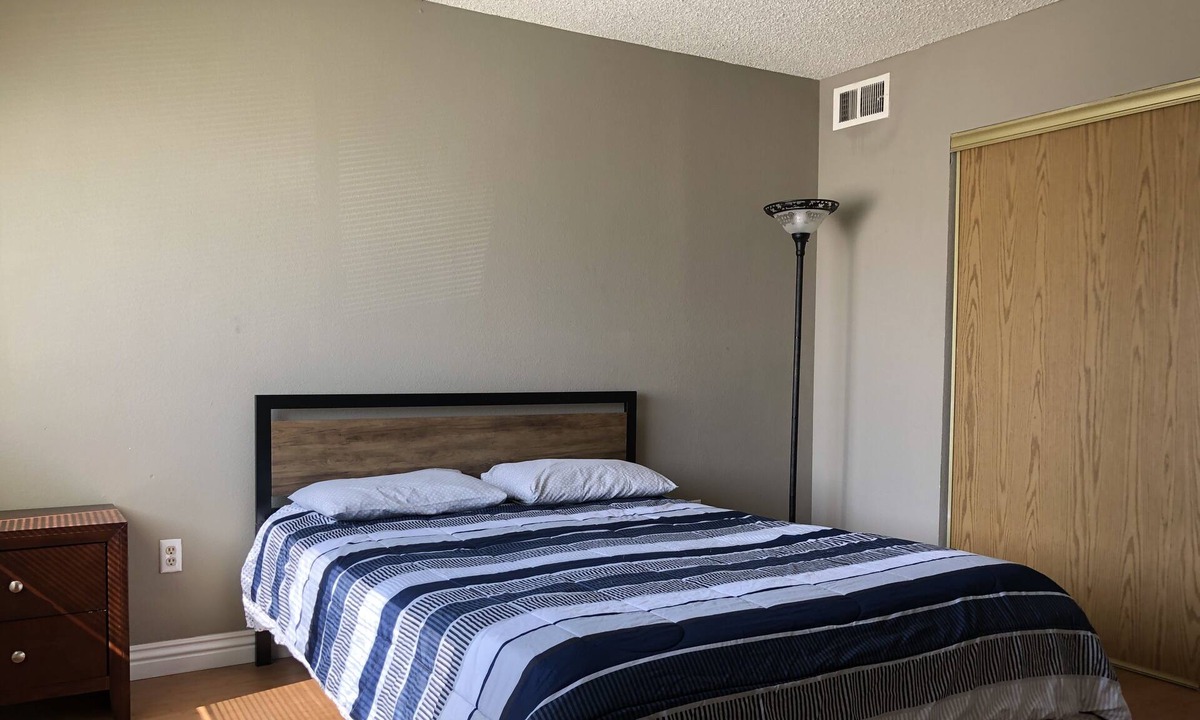 Chinatown Condo | Y cozy two bedroom 2 bathroom close strip
