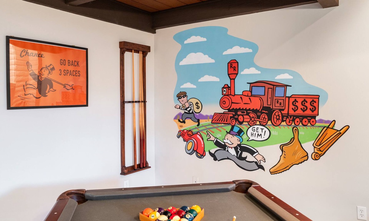Peoria Ave Citizen's Group House | Your Home Away from Home: Pool, Monopoly, Hot Tub, Mini-Golf, BBQ, Luxury Home
