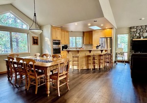 4 Bed 4 Bath 3 masters, 10 Shark Passes Included With Rental in Bend