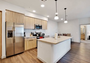 Chic Modern Clean 2BR Apartment by Stay Gia in Goodyear