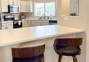 Comfortable condo with renovated kitchen, patio, pool, hot tub & fitness center