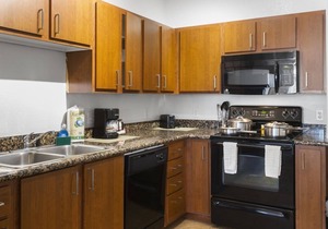 Contemporary 2BR Condo with Hot Tub & Gym in Zone Westgate in Glendale