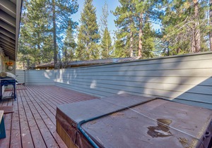 Cozy Single level home w/ private hot tub + FREE water park access! in Sunriver