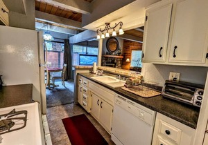 Deluxe 2-Bedroom Ski Retreat Walk to Snow Summit Mountain Resort