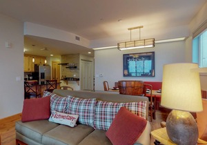 Downtown lakefront luxury condo w/patio & shared hot tub/pool in Sandpoint