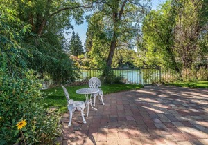 DOWNTOWN RIVERFRONT HOME WITH RIVER ACCESS, BEST LOCATION, 2 PRIMARY BDRMS in Bend