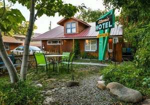 Lodge 5 - Downtown location. Studio with shared hot tub. Minutes to Arches N.P. in Moab